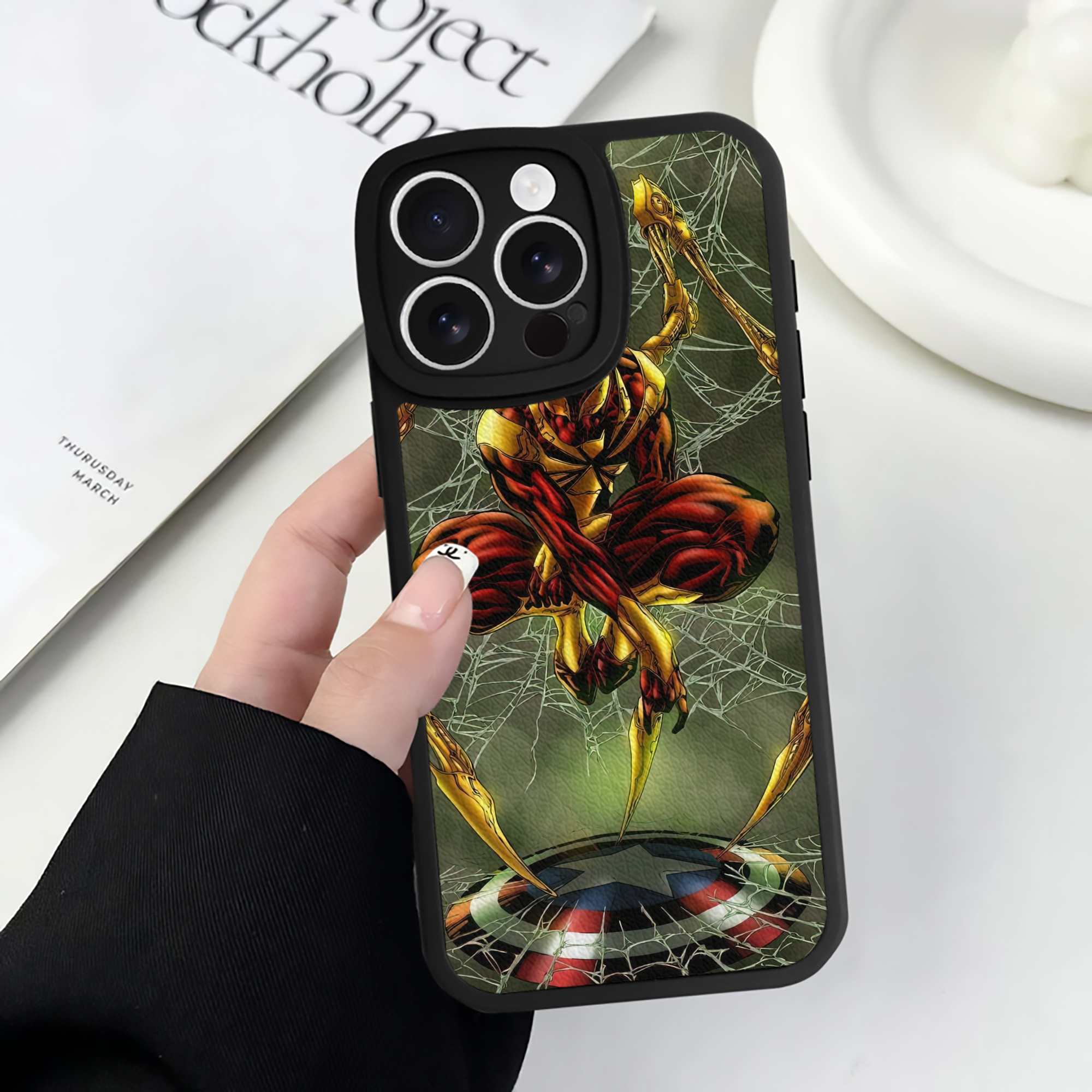 （画像用） Spider Man スパイダーマン 【iPhone 16シリーズ対応】シリコンスマホケース（レザー調） 材質：シリコン